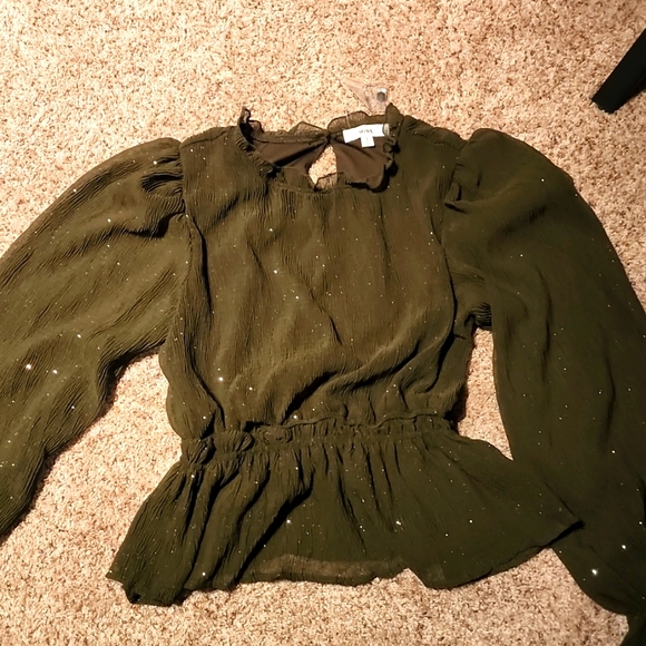 3/$30 NWT green blouse with keyhole back - Picture 1 of 3